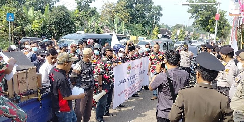 Aksi unjuk rasa di depan Kejati Banten/HEN