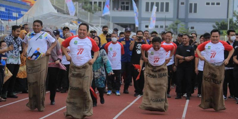 Walikota Tangerang Arief Wismansyah dan Wakil Sachrudin bersemangat meriahkan HUT RI dengan balap Karung/Repro