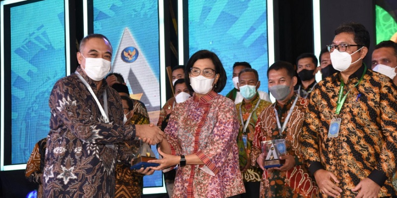 Bupati Tangerang Ahmed Zaki Iskandar menerima penghargaan dari Kemenkeu RI yang diserahkan Menkeu Sri Mulyani atas prestasi WTP 14 kali berturut-turut/Repro