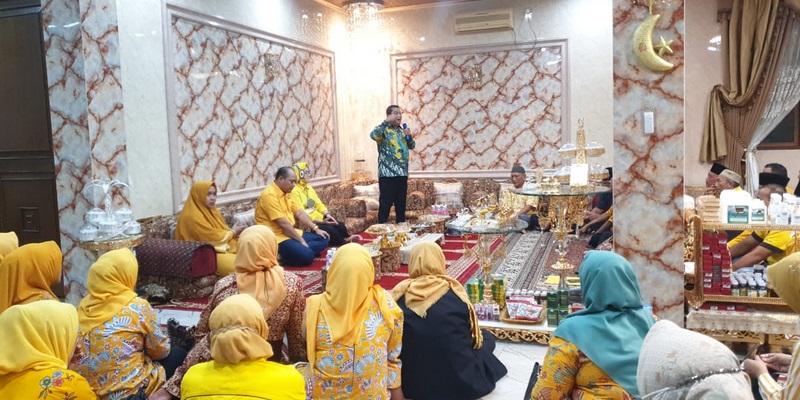 Ketua DPD Golkar Kabupaten Lebak Suparman ketika memberikan dukungan kepada kandidat calon Gubernur Banten Airin Rahmi Diany/QMt