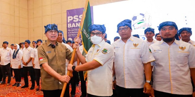 Ketum PSSI Mohammad Iriawan menyerahkan bendera ke pengurus baru PSSI Banten Pilar Saga/QMT