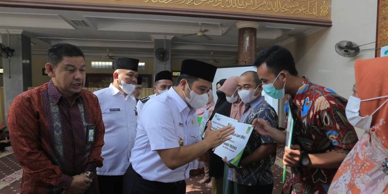 Walikota Tangerang, Arief Wismansyah menyerahkan santunan kematian untuk ahli waris guru ngaji/Dok
