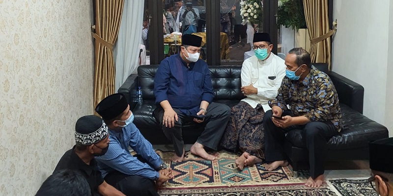 Mantan Menteri Agama Lukman Hakim Saifuddin (baju putih) bersama Ketum Golkar Airlangga Hartato saat melawat ke rumah duka almarhum Prof. Dr. Azyumardi Azra/Dok. Ikaluin