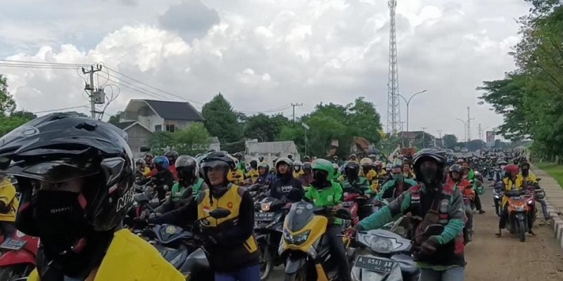 Ribuan ojol se-Banten menggelar aksi penolakan kenaikan BBM dengan mendorong motor tujuan KP3B/HDR