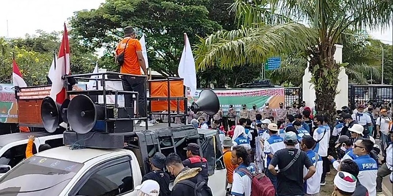 Ratusan buruh menggelar demonstrasi di KP3B menolak kenaikan BBM/HdR