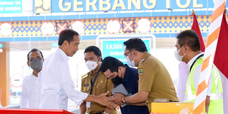 Presiden Joko Widodo meresmikan jalan Tol Serpong-Balaraja Seksi 1A bersamaan dengan Jalan Tol Cibitung Cilincing di Gerbang Tol Gabus, Kabupaten Bekasi/BPMI Setpres