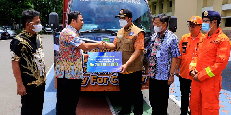 Walikota Tangerang Arief Wismansyah didampingi Wakil Walikota Sachrudin melepas personil BPBD dan bantuan Rp 200 juta dari pegawai Pemkot untuk korban terdampak gempa di Cianjur/Repro