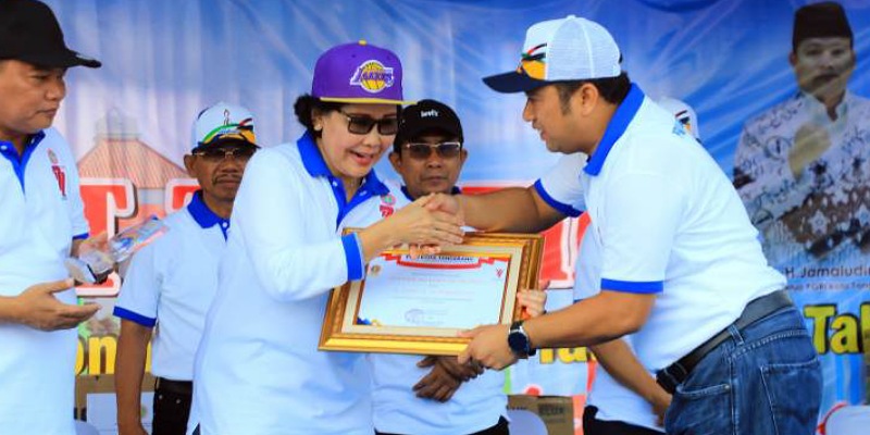 Walikota Tangerang Arief Wismansyah menerima penghargaan Anugerah Lertaraharja dari PB PGRI/Dok