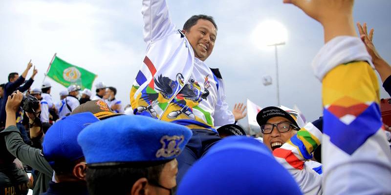 Walikota Tangerang Arief Wismansyah diangkat atlet dan official karena keberhasilan Kota Tangerang jadi tuan rumah dan juara umum/Repro