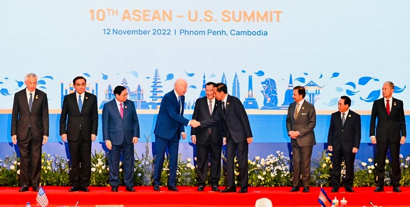 Presiden Jokowi mengikuti KTT ASEAN-AS yang dihadiri pemimpin ASEAN dan Presiden AS Joe Biden di Hotel Sokha, Phnom Penh, Sabtu (12/11) sore. (Foto: BPMI Setpres/Laily Rachev)