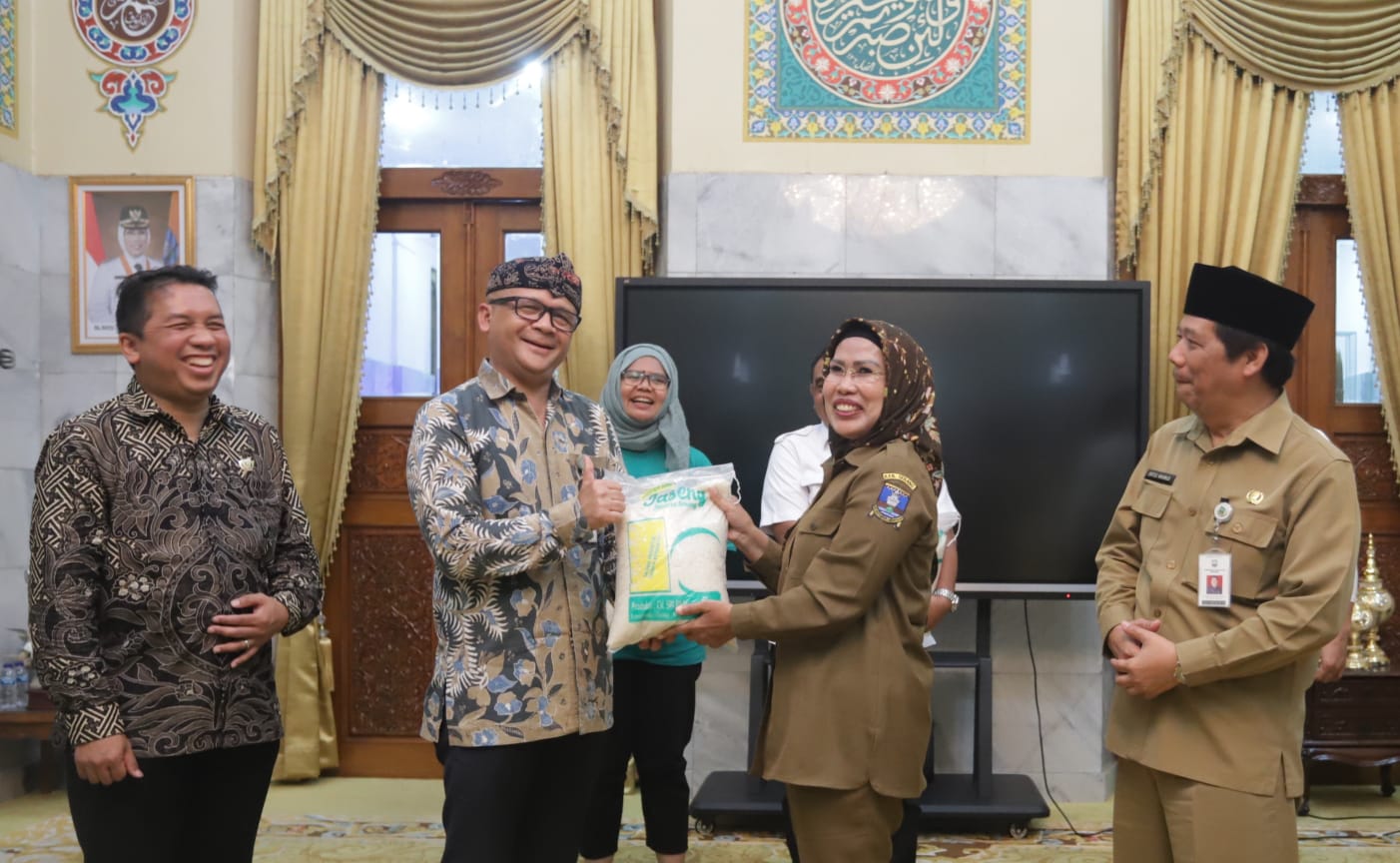 Bupati Serang Ratu Tatu Chasanah menerima Badan Pangan Nasional/HEN