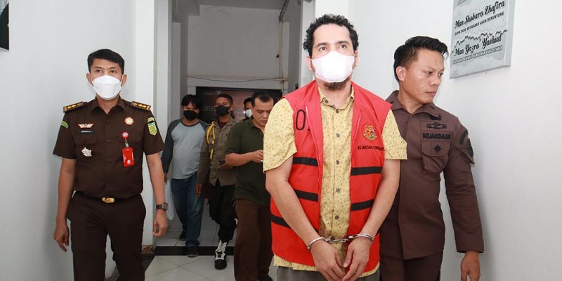 Tersangka kasus gratifikasi BPN Lebak, EHP saat ditahan di Kejati Banten/NET