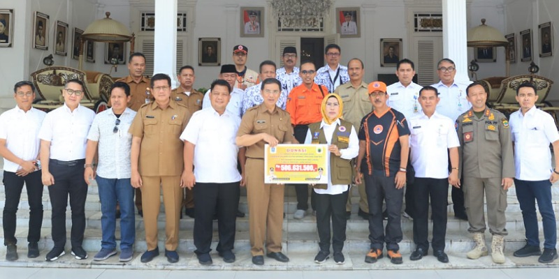 Bupati Serang Ratu Tatu Chasanah menyerahkan bantuan untuk warga terdampak gempa Cianjur/Ist