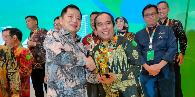 Ketua Badan Pengurus Lazismu Pimpinan Pusat (PP) Muhammadiyah, Mahli Zainuddin mewakili Lazismu menerima penghargaan  Indonesia's SDGs Action Awards 2022 yang diserahkan Menteri PPN/Kepala Bappenas, Suharso Monoarfa/Ist