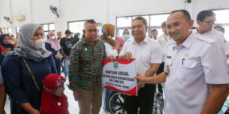 Pj Gubernur Banten Al Muktabar menyalurkan bantuan UEP di Rangkasbitung/Repro