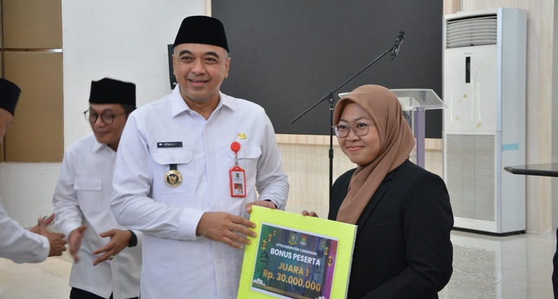 Bupati Tangerang Ahmed Zaki Iskandar menyerahkan bonus atas raihan juara umum Kafilah Kabupaten Tangerang di ajang MTQ/Repro