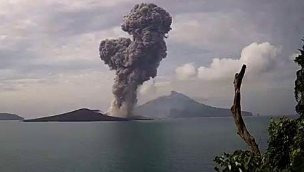 Gunung Anak Krakatau keluarkan asap./NET