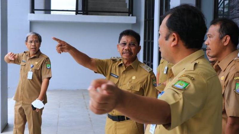 Wakil Walikota Tangerang Sachrudin meninjau persiapan job fair yang akan dilaksanakan, Selasa (31/1).