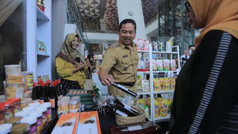 Walikota Tangerang saat meninjau produk lokal UMKM di Bandara Soekarno Hatta. (Foto: Dok Pemkot)