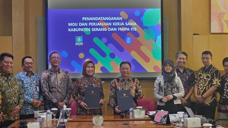 Penandatangan kerjasama antara Bupati Serang dengan Dekan FMIPA ITB Prof  Wahyu Srigutomo mewakili Rektor ITB di Gedung FMIPA, Bandung, Jumat (19/5). (Foto: Komat)