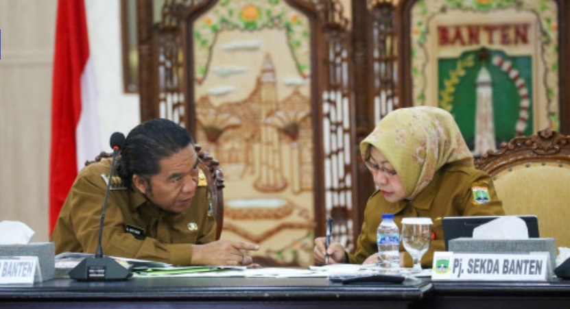 Pj Gubernur Banten Al Muktabar dan Pj Sekda Banten Virgojanti saat mengikuti Rakor Pengendalian Inflasi Daerah. (Foto: Dok Pemprov)