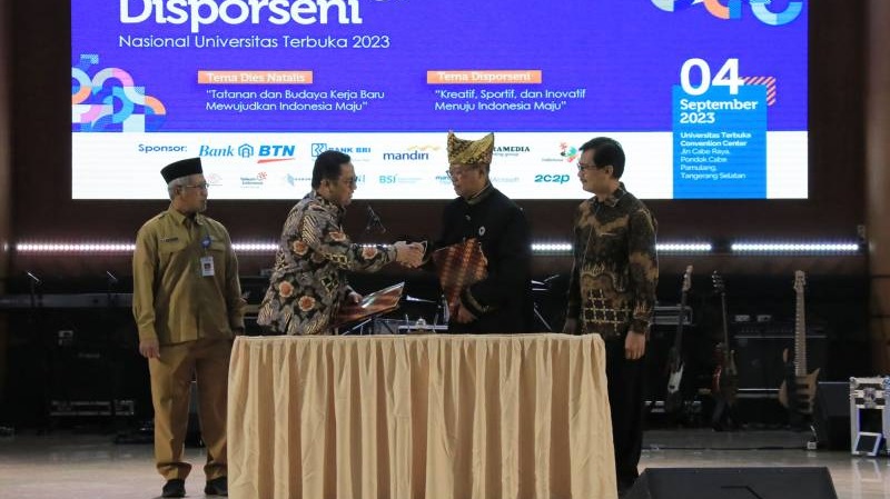 Memorandum Of Understanding (MoU) antar Pemkot dengan UT  di UT Convention Center, Pondok Cabe, Tangerang Selatan, Senin (4/9).