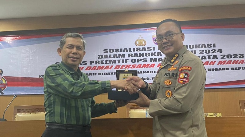 Kepala Biro Kemahasiswaan, Priyono menerima cenderamata dari Satgaspus Preemtif OMB Polri, Kombes Pol. Trihadi. (Foto: Humas Polri)