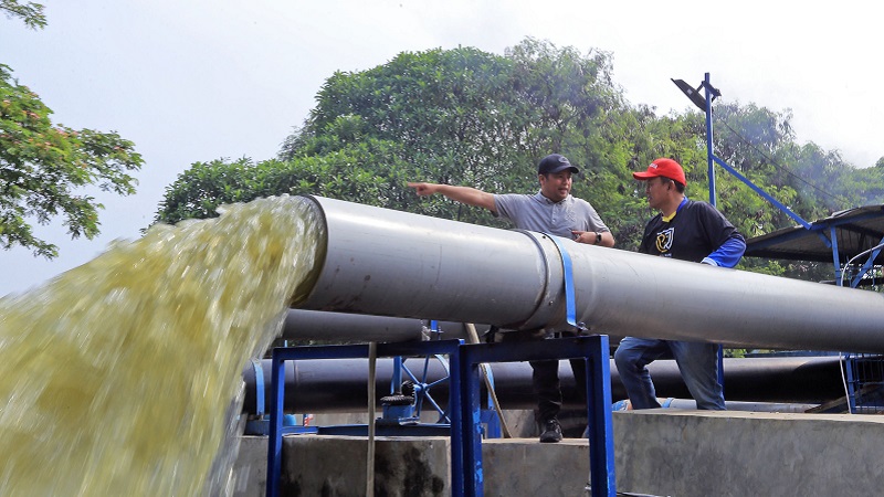 Walikota Tangerang Arief Wismanyah mengecek pompa pengendali banjir sebagai antisipasi musim penghujan. (Foto: Dok Pemkot)