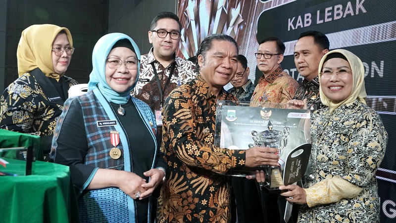 Pj Gubernur Banten Al Muktabar menyerahkan penghargaan pebeloaan aset daer ke Bupati Serang Ratu tatu Chasanah. (Foto: Repro)