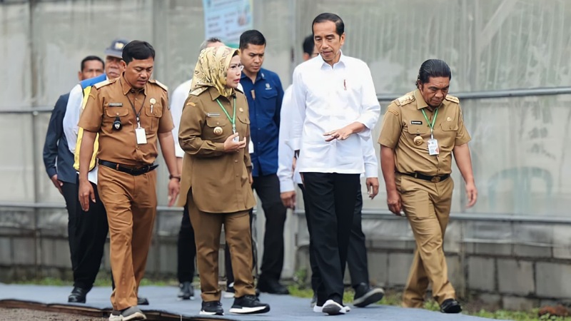 Bupati Serang Ratu Tatu Chasanah mendampingi Presiden Jokowi saat mengunjungi Desa Margagiri. (Foto: Ist)