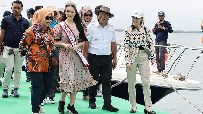 Pj Gubernur Banten Al Muktabar, Puteri Indonesia Banten Latisa Maura, dan Pj Sekda Virgojanti saat kunjungan ke Teluk Banten. (Foto: Repro)