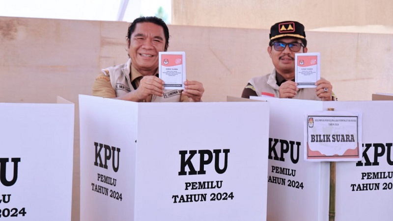 Pj Gubernur Banten Al Muktabar mencoblos di TPS 05, Kelurahan Pancur, Kecamatan Taktakan, Kota Serang. (Foto: Repro)