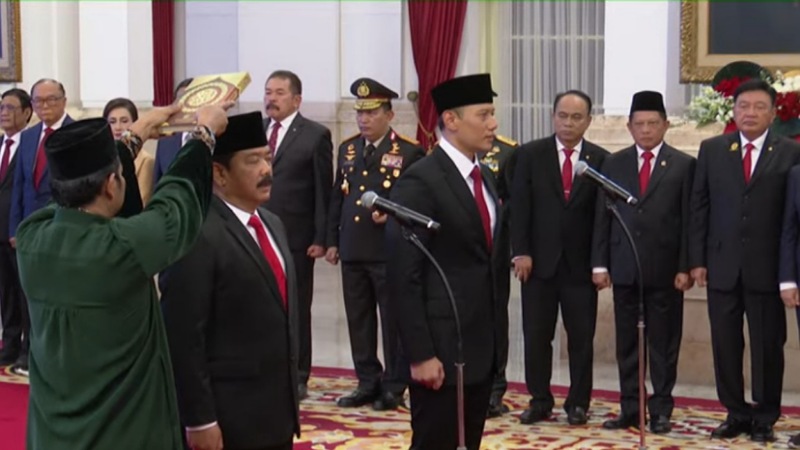 Presiden Jokowi resmi melantik Agus Harimurti Yudhoyono (AHY) sebagai Menteri Agraria dan Tata Ruang (ATR)/Kepala Badan Pertanahan Nasional (BPN). (TangkapanLayar)