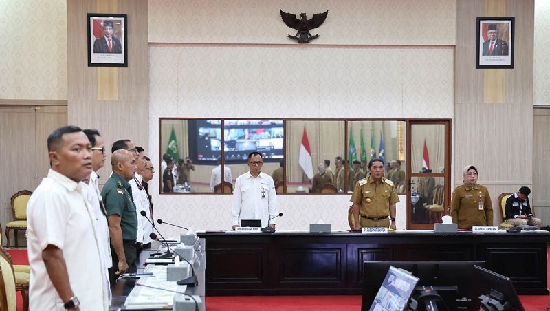 Pj Gubernur Banten Al Muktabar saat Rakor Pengendalian Inflasi Daerah secara virtual. (Foto: Repro)
