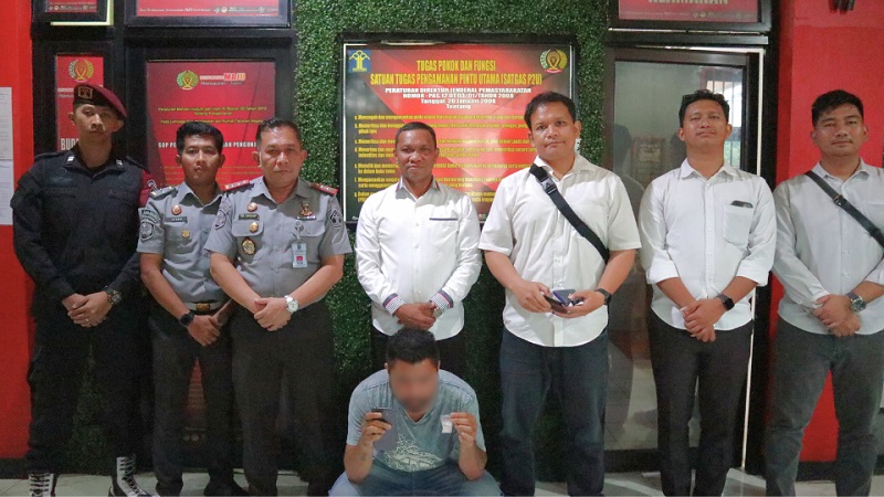 Pria berinisial TB yang nekat selundupkan sabu ke lapas Tangerang diserahkan ke polisi. (Foto: Dok. Rutan Kelas I Tangerang)