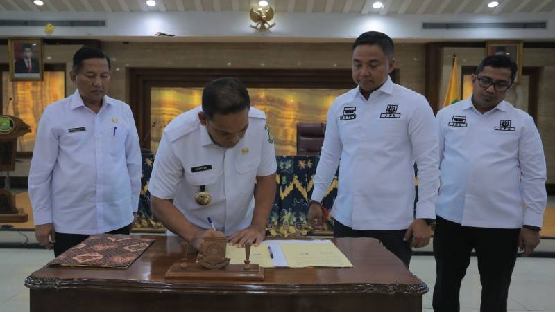 Pj Walikota Tangerang menandatangi kerjasama bidang Hukum dengan Kejari Kota Tangerang. (Foto: Dok Pemmkot)