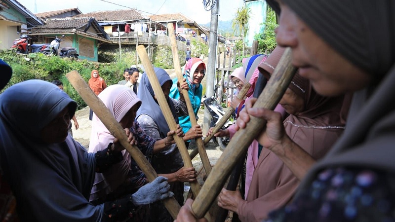 Bacagub Banten Airin Rachmi Diany disambut Kesenian tari Bendrong Lesung saat kunjungan ke Pandeflang. (AMR/RMB)