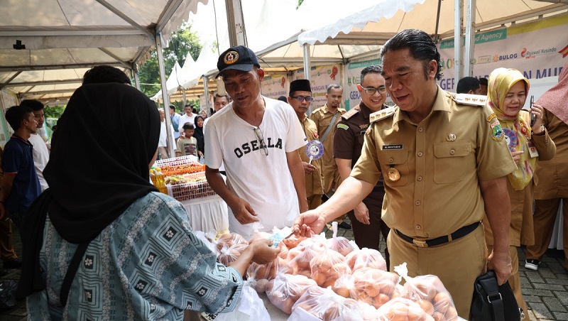 Pj Gubernur Banten Al Muktabar menyambangi pedangan telur. (Foto: Repro)