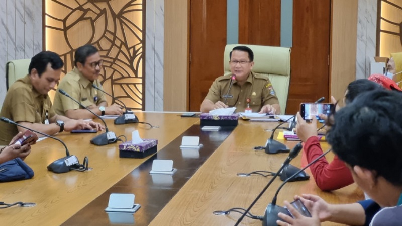 Kepala BKPSDM Kabupaten Tangerang, Hendar Herawan memberikan keterangan terkait ASN yang akan maju di Pilkada. (Foto: Repro)