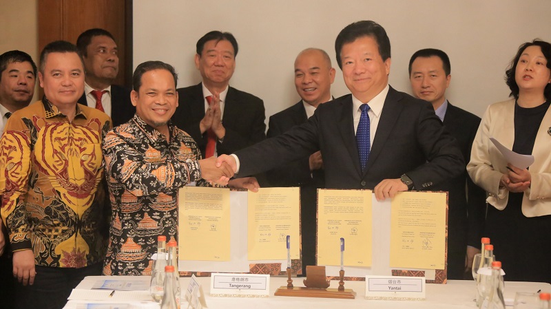Pj Walikota Tangerang Nurdin dan Walikota Yantai, China  Zheng Deyan meneken kerjasama antar kedua kota. (Foto: Dok Pemkot)