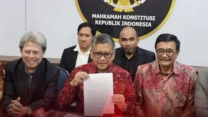 Sekjen PDIP Hasto Kristiyanto memperlihatkan surat  Amicus Curiae. (Foto: Repro)