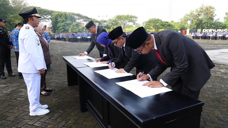 Pj Gubernur Banten Al Muktabar menyaksikan penandatangan fakta integritas. (Foto: Repro)
