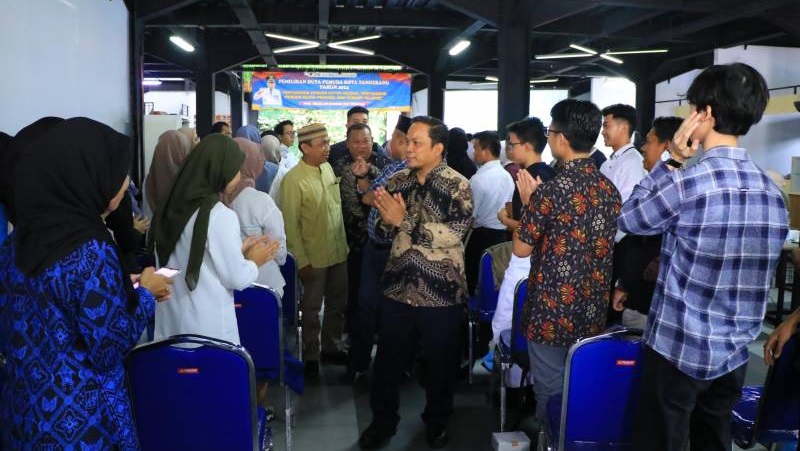 Pj Walikota Tangerang, Nurdin ditengah-tenga peserta seleksi Duta Pemuda Kota Tangerang 2024. (Foto: Dok Pemkot)