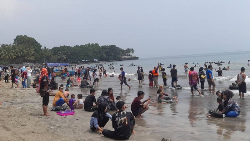 Kunjungan wisatawan ke Pantai Anyer - Carita meningkat di libur lebaran Idul Fitri 1445 H. (Foto: Dok Antara)