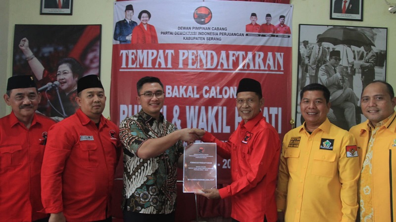 Bakal calon Bupati Serang dari Partai Golkar Andika Hazrumi mendaftar dari PDIP Kabupaten Serang. (Foto: AMR/RMB)