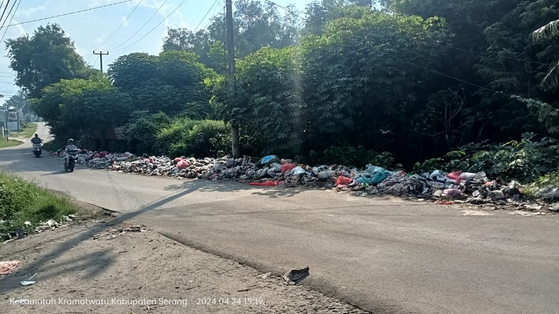 Tumpukan sampah di jalan lintas Kramatwatu-Waringin Kurung. (Foto: Iyan/RMB)