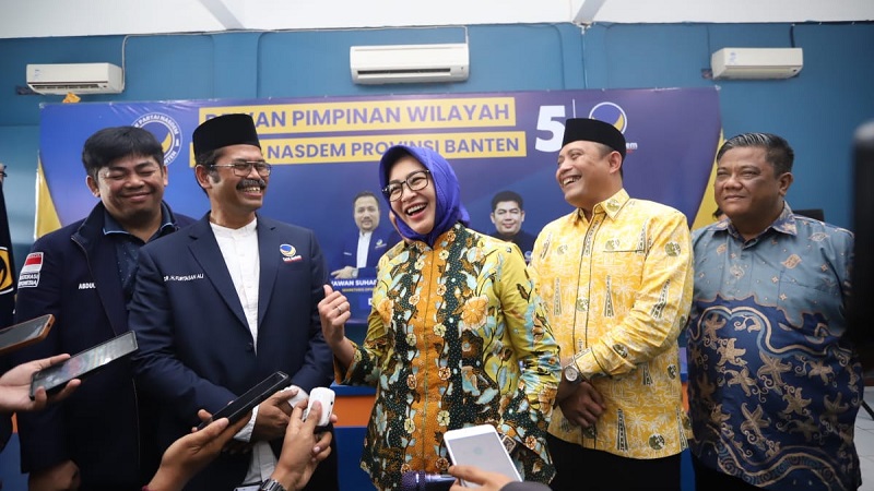 Bakal calon Gubernur Banten Airin Rachmi Diany tertawa lepas saat daftar Cagub ke NasDem Banten. (Foto: AMR/RMB)