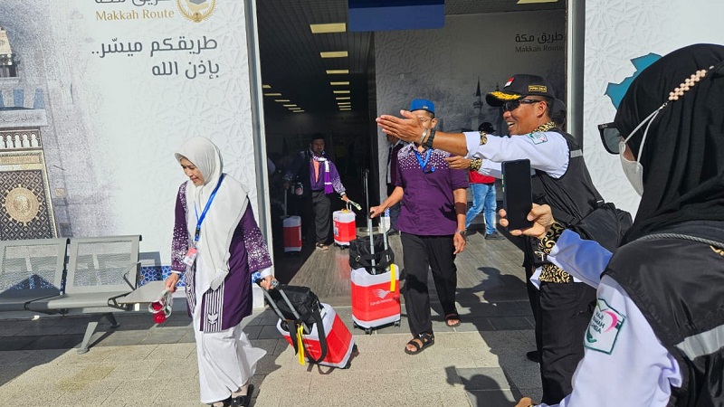 Petugas menyambut Jemaah Haji JGK-01 tiba di Bandara AMMA Madinah, Minggu (12/5). (Foto: Dok Kemenag)