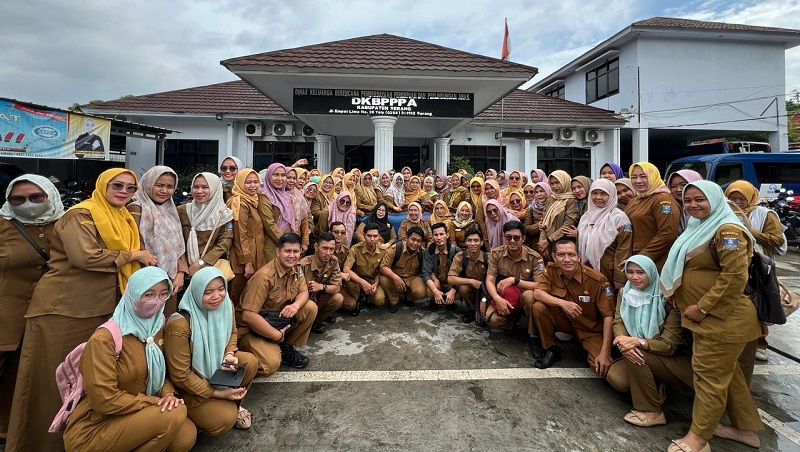 Kepala DKBP3A Kabupaten Serang, Encup Suplikah berfoto bersama staff. (Foto: Qomat/RMB)