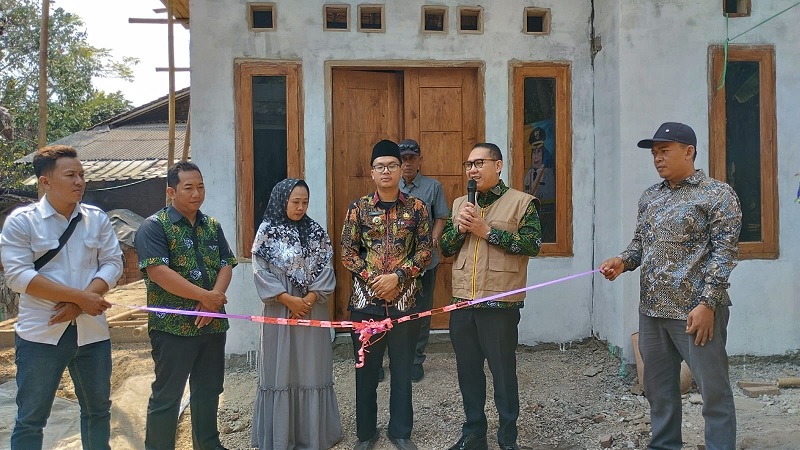 Kepala DPRKP Kabupaten Serang Okeu Oktaviana saat gunting pita penataan kawasan kumuh. (Foto: Repro)
